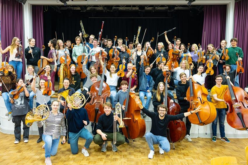 Gruppenfoto Orchester mit Instrumenten